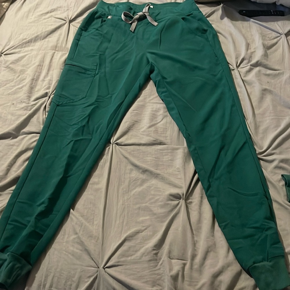 Small hunter green scrubs small top small tall bottoms